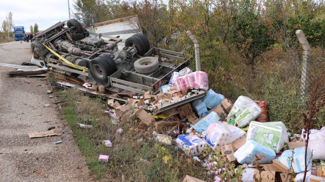Kamyon betona girdi... Afyonkarahisar'da feci kaza: Ölü ve yaralı var 1